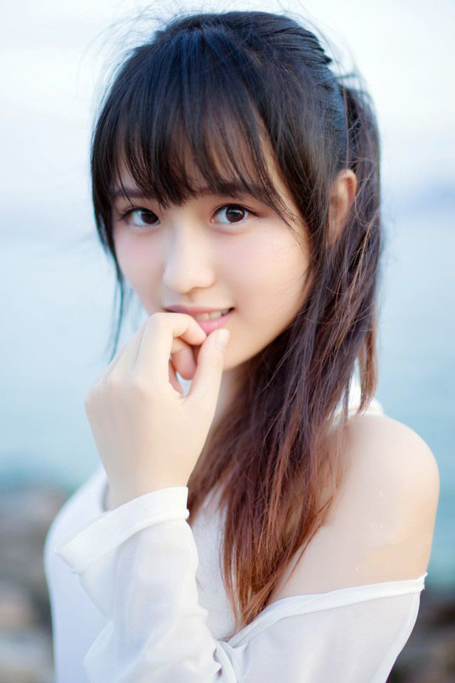 “嗯，这个我记得，叔至还曾问过是否趁机攻入柴桑。”诸葛亮闻言点点头道，言语中也有些无奈，如果换个时机或者局势，那的确是打入江东的一个好机会，至少占据了江夏和柴桑这两处地方，等于是把江东的门户握在手里，江东水军是厉害，但他们完全可以避开水军的弱点，由柴桑走陆路打进江东，可惜眼下的局势不允许，除非有十足的把握能在短时间内把江东给收拾了，否则，只会让双方本就已经降到冰点的关系彻底破裂，再也没有转圜的余地。